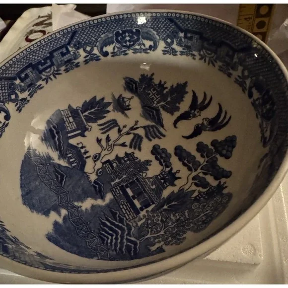 Vintage Blue Willow Serving Bowl - Unmarked 1940s-80s Blue & White Transferware - Picture 11 of 11
